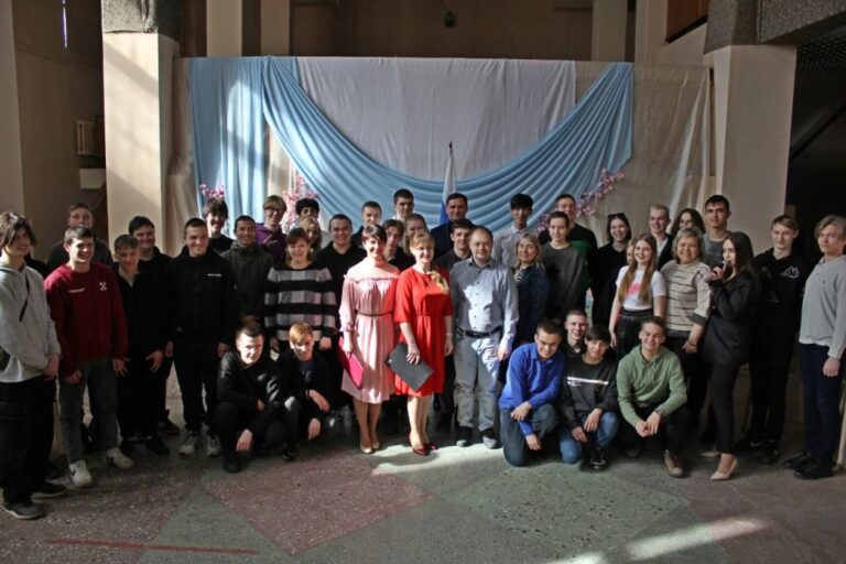 15 марта в МУК «ДК химиков» прошла литературно — музыкальная программа «Крымская Весна»